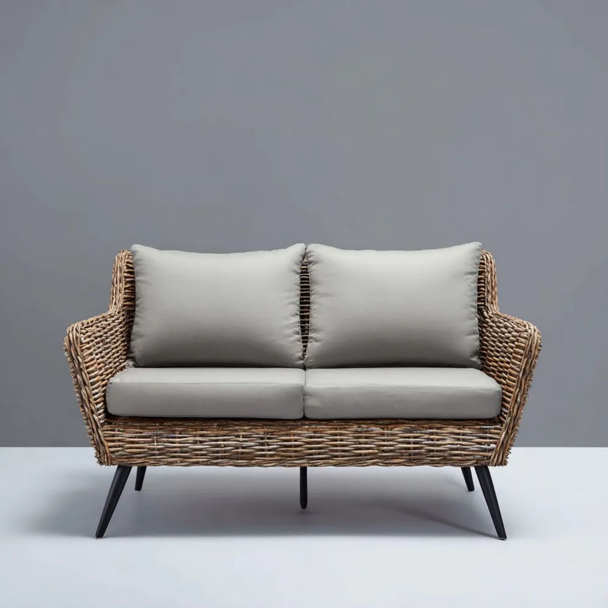 Dwuosobowa sofa ogrodowa z rattanu, szara, ze stalowymi nogami, 130 x 75 x 85 cm